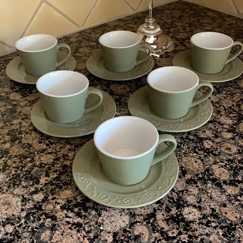 Tea/coffee cups w/ saucers qty of 6